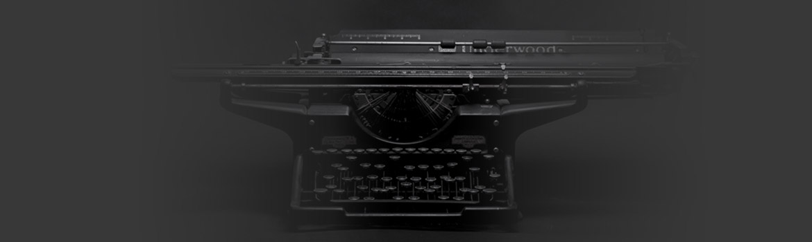 Machine à écrire sur fond noir